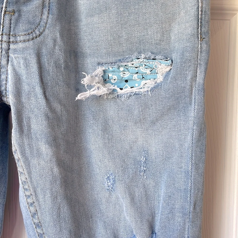 SUPER SKINNY BANDANA RIP AND REPAIR JEANS‎